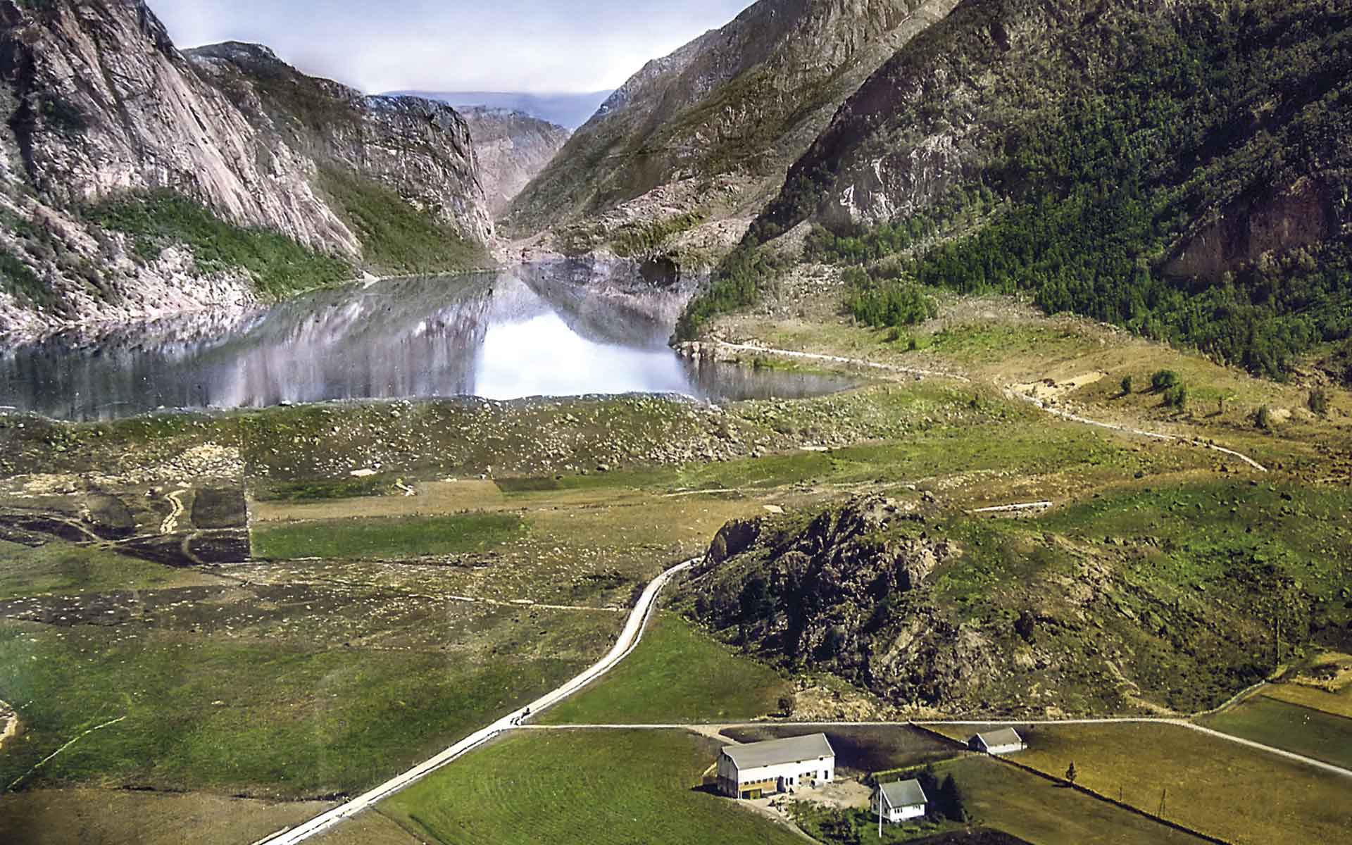 1940s aerial view of the Esmark's moraine a few years before the moraine was covered by a pine forest, and the sandur plain, in the foreground. (Widerøe/Hestmark/Djuv).