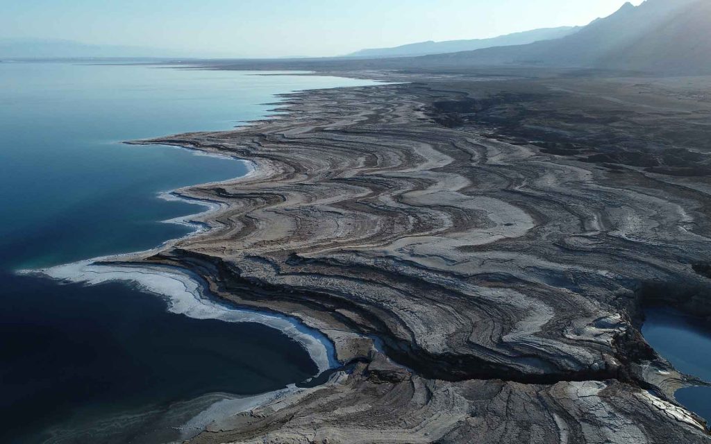 Geomorphological and geochemical processes along the Dead Sea. Previous shorelines showing a ‘Staircase’ morphology, halite deposits, and a sinkhole. Photographer: Liran Ben Moshe.