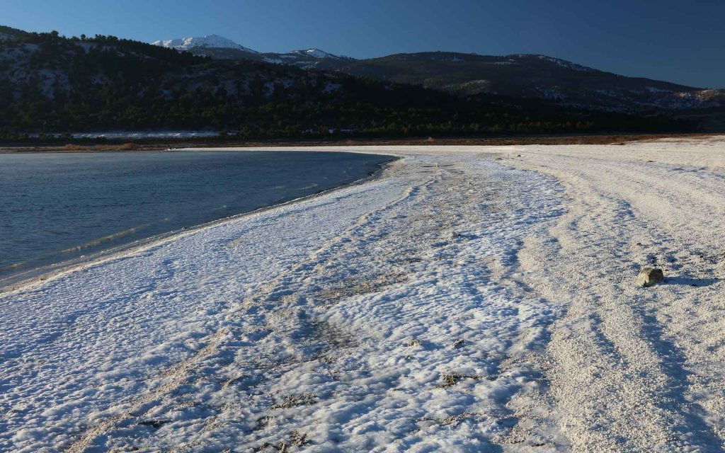Western shorelines of Lake Salda with older and modern hydromagnesite beaches covering the entire shorelines (Photo by Ali Ihsan Gökçen).
