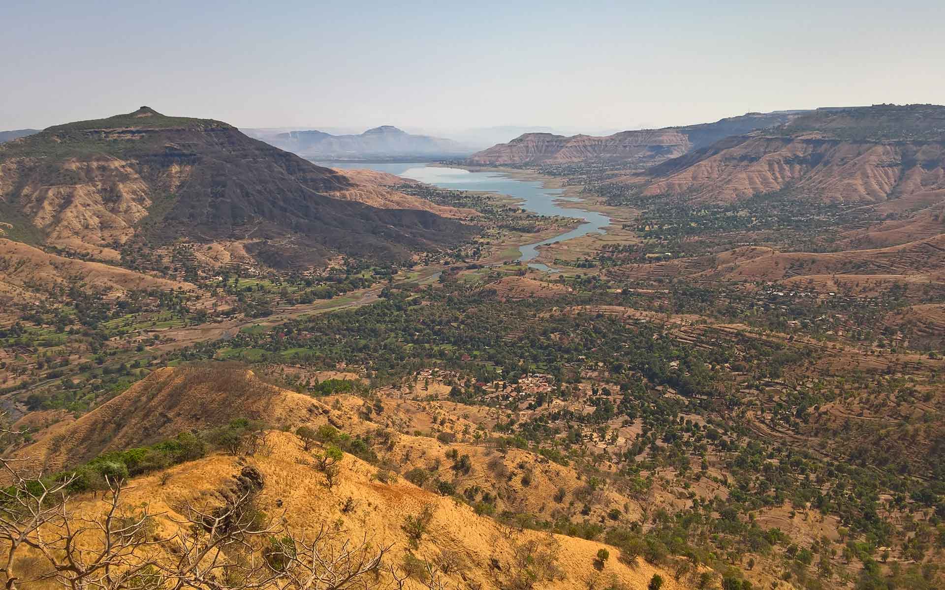 Deccan Traps panorama looking east from Kate’s Point, Mahabaleshwar. The peaks rise ~1400 meters above sea level and ~600 meters above the Krishna river valley.