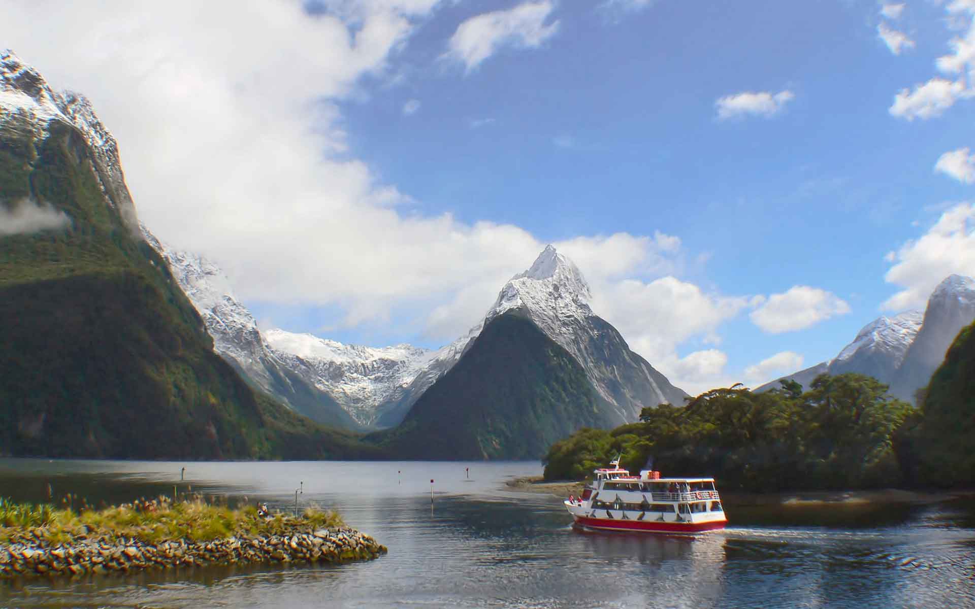 Annually one million tourists visit Milford Sound and marvel at Mitre Peak's (1683 meters) glacial horn. The fjord's cliffs tower 1500-2000 meters. Photo: Bernhard Spragg.