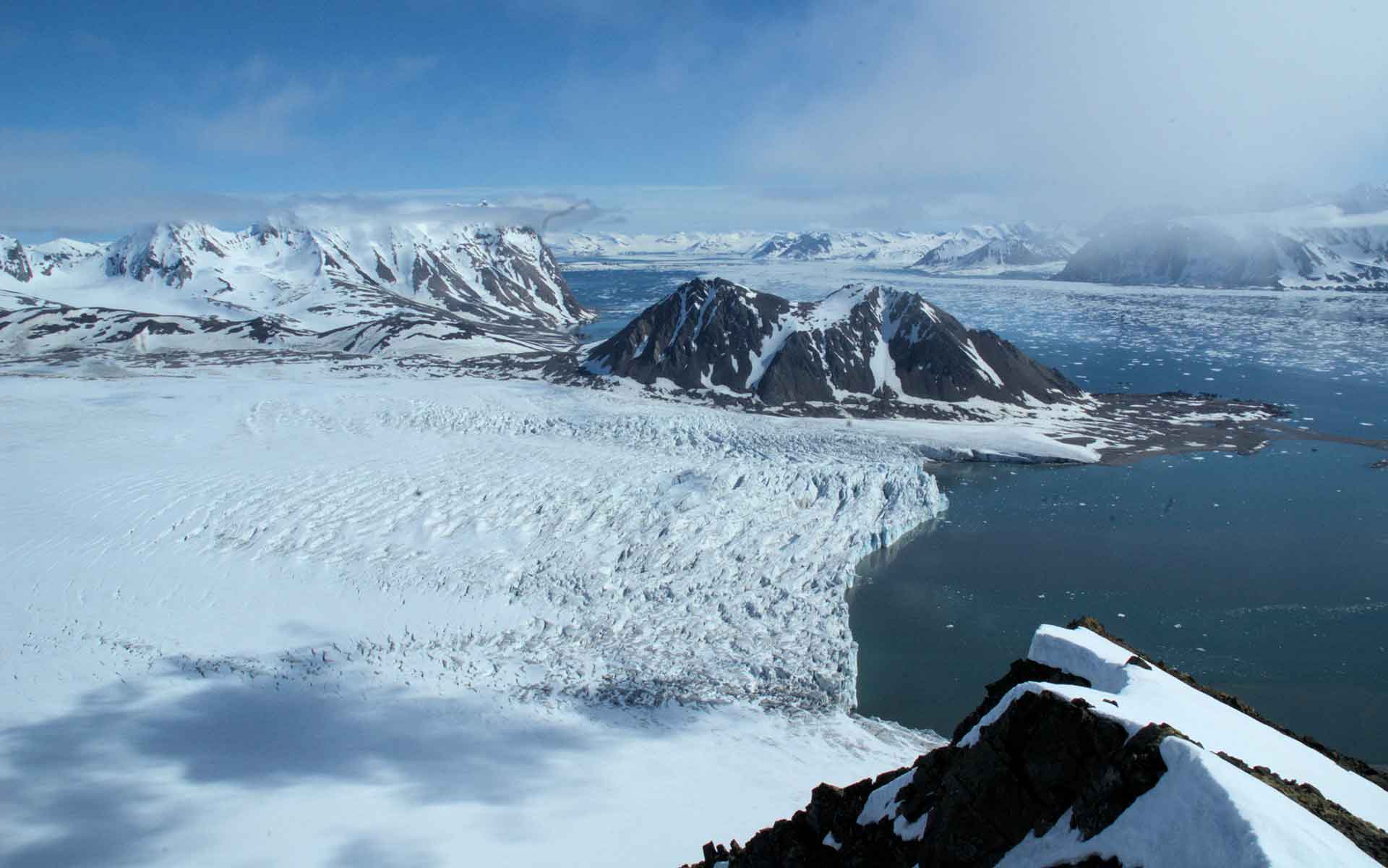 Landscape of Hornsund, with rugged mountains and fast-receding tidewater Hansbreen glacier (Photo by Adam Nawrot).