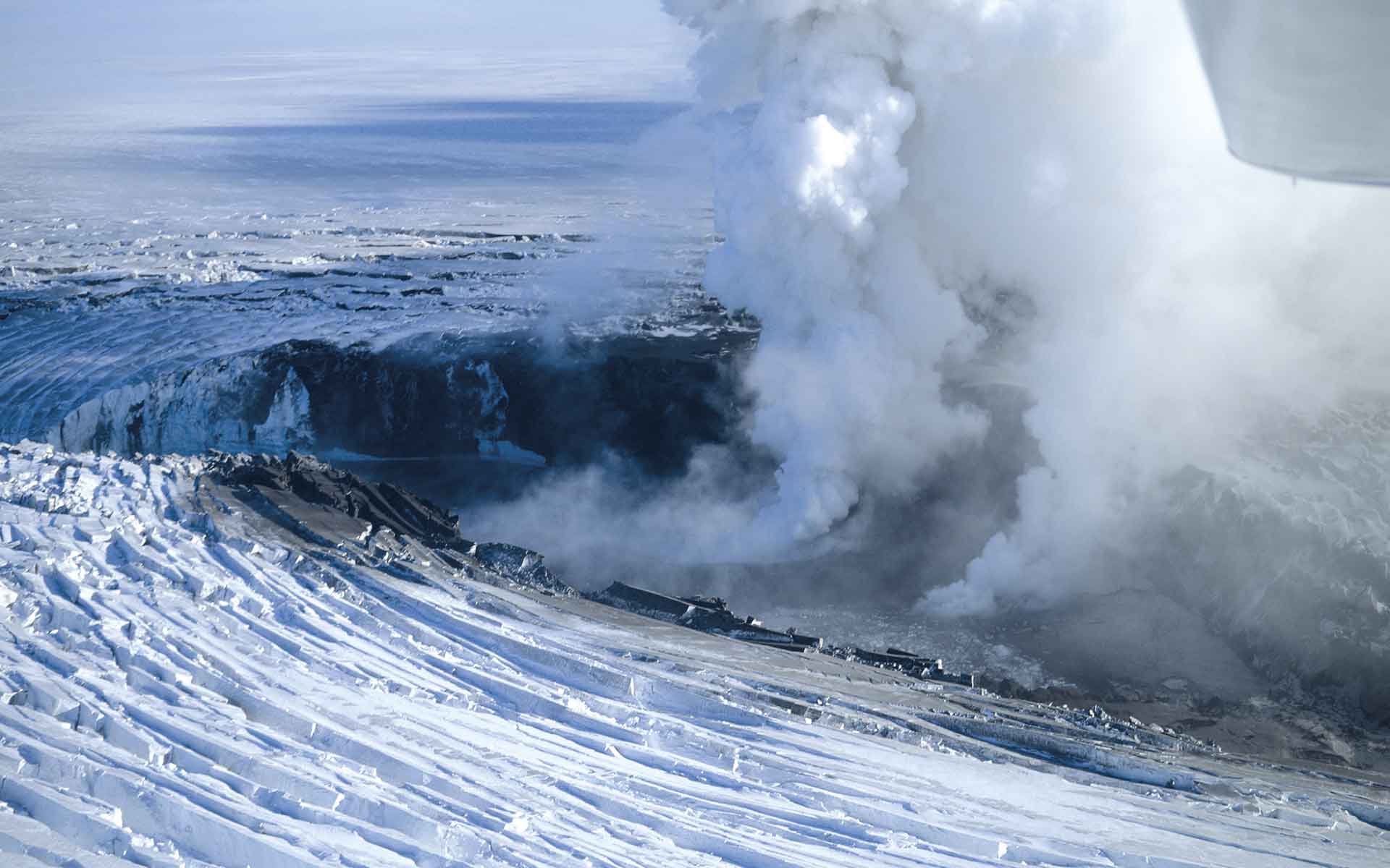 Subglacial eruption of Gjálp volcano in northwestern part of the Vatnajökull glacier (3 October 1996). Copyright Oddur Sigurðsson, Icelandic Meteorological Office.