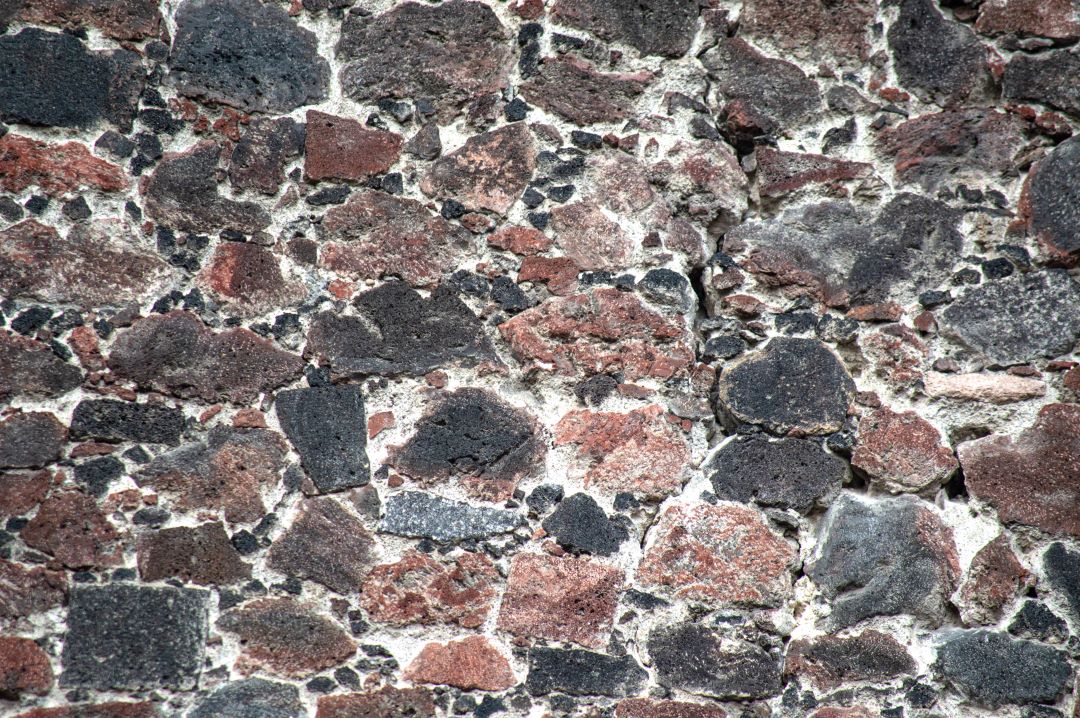 Close-up of a façade showing the chromatic diversity of tezontle. (photograph by J. Miros Gómez).